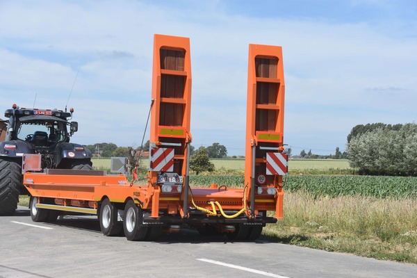 Low loader trailer